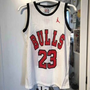  - ”Basketlinne”  Storlek S/ M  Nyskick, använt få gånger  Kan fraktas 