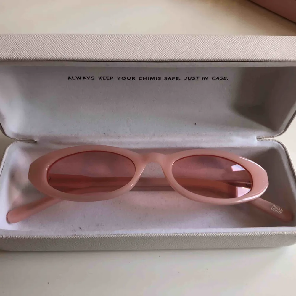 Limited edition solglasögon från Chimi Eyewear. Finns ej att köpa längre. Designande av Joel Ighe. Nypris 1200:-  Finns att hämta i Stockholm eller skickas mot frakt . Accessoarer.