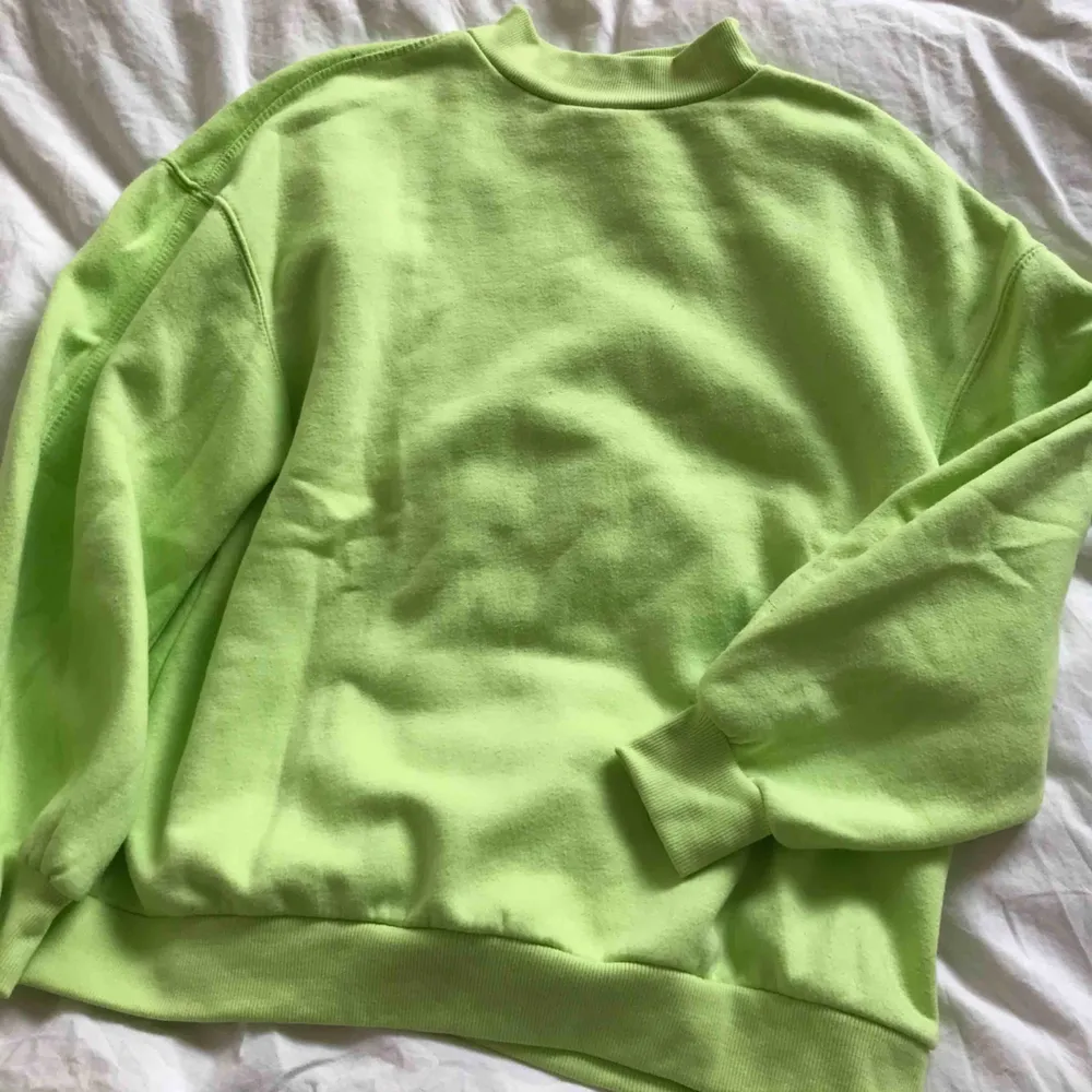 Neongrön/gul sweater, lite oversized (använd 1 gång). Tröjor & Koftor.