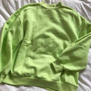 Neongrön/gul sweater, lite oversized (använd 1 gång)