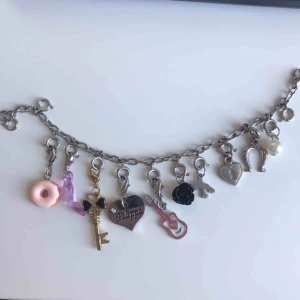  - Skicka pm för mer information och pris angående varje berlock(vissa är gratis om man köper en annan) armbandet går också att köpa men den har en del missfärgning💗