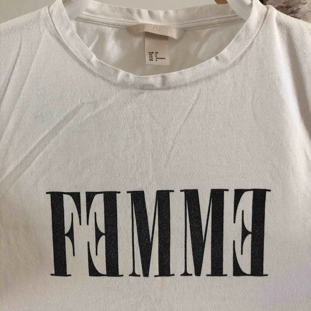 T-shirt med trycket FEMME. Ganska tight i modellen. Kan mötas upp i Göteborg eller så skickar jag den mot en fraktkostnad. T-shirts.