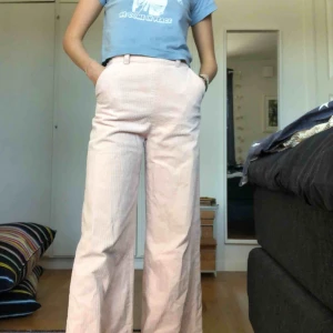  - Suuuperfina ljusrosa vida manchesterbyxor från &other stories. originalpris var över 700kr, väldigt bra kvalle!