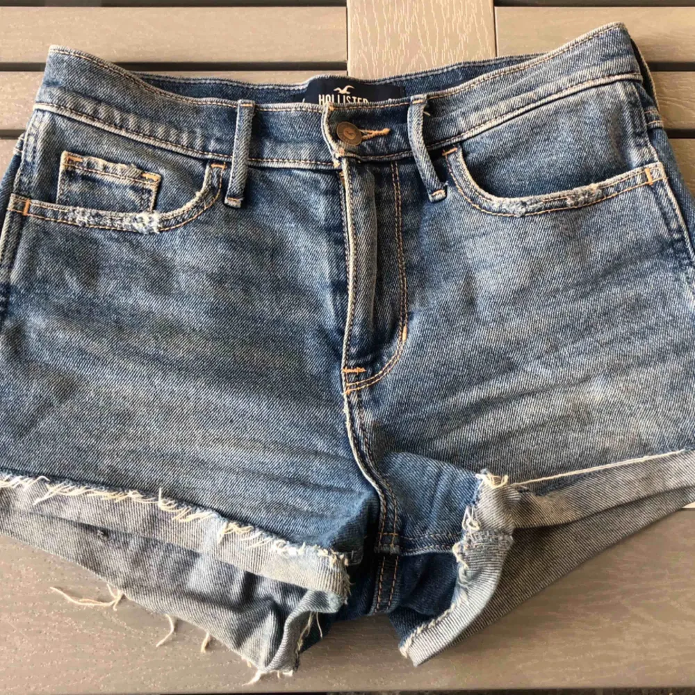 Shorts ifrån hollister💕💕 Jätte snygga på men blivit för små för mig De är slitna men det är det som är mening Max använda 4-5 gånger  !! Köparen står för frakt !!. Shorts.