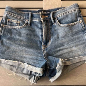  - Shorts ifrån hollister💕💕 Jätte snygga på men blivit för små för mig De är slitna men det är det som är mening Max använda 4-5 gånger  !! Köparen står för frakt !!