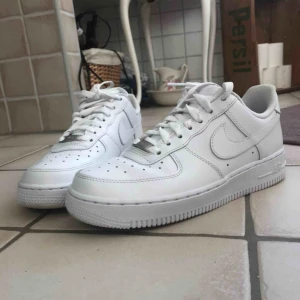  - Helt nya Air force 1. Aldrig använda bara testade! Säljer pågrund av fel storlek. Köpta för 1095kr och säljer för 850kr+frakt