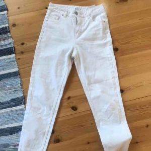 - Mom jeans i strl 34. Köpta på sellpy men tyvärr för små för mig. Fint skick, verkar inte vara mycket använda. Några fläckar som jag inte gett mig på eftersom jag inte kan använda dem, men de går säkert bort i tvätten.