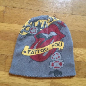 Rolling Stones beanie - Grå oanvänd beanie med Stones print. Frakt: 42 kr