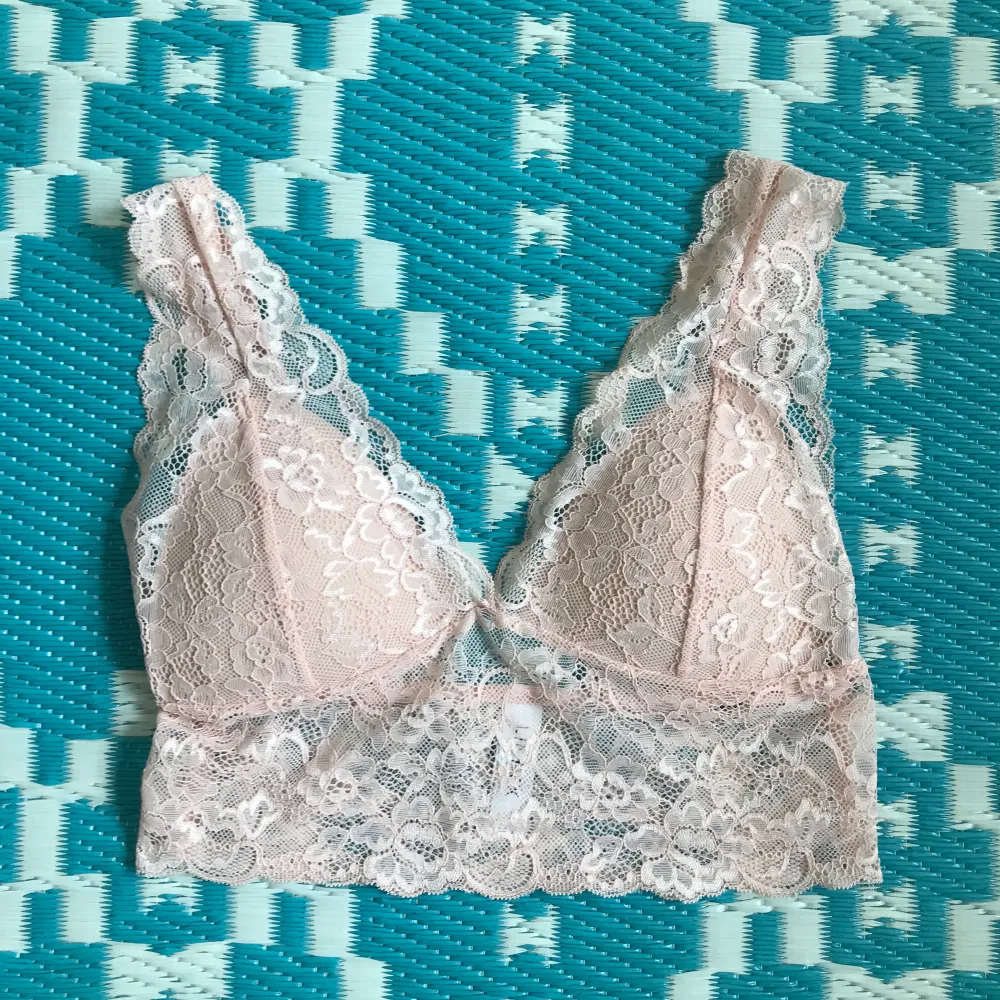 En riktigt bekväm och samtidigt vacker bralette täckt av mjuk spets. De bygellösa kuporna har en tunn vaddering. färgen är rosa inte beige. Bra skick.. Accessoarer.