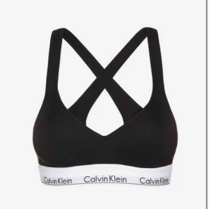  - Calvin Klein bh i strl L. Helt oanvänd säljer då den ej passar.