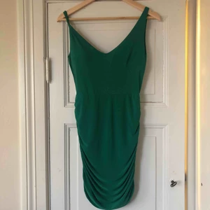  - Klänning med öppen rygg 