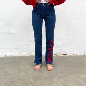 Levi’s 501 secondhand-jeans med rött Iggy Jeans mönster. En re-make av @iggyjeans i samarbete Philippa Parnevik. OBS! Jeansen är små i storlek! Dessa motsvarar ca storlek M