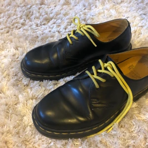 Dr Martins - Ett år snygga Dr Martins om jag älskar!! Men måste tyvärr rensa min garderob. Jag har använt dom ganska mycket men dom är i hyfsat bra skick, inga hål, repor osv! Jag har tyvärr tappat bort de svarta skorsnöre. 