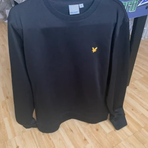 Lyle & Scott tröja  - Storlek M- hämtas i Vallentuna/täby eller skickas mot frakt