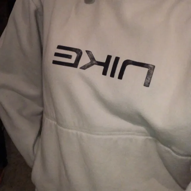 Säljer en superfin vit Nike hoodie✨  Köpt här på plick men kommer inte till användning längre✨.                          Storlek M men passar även S/M☺️      Frakten inkl i priset!💖. Hoodies.