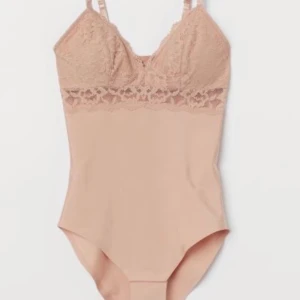 Rosa body strl S - Säljer denna rosa bodyn pga fel strl för mig. Är helt ny och aldrig använd, köpt för 300kr och säljer för 220kr+frakt.