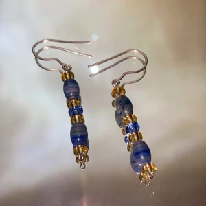 Örhängen - Ett par handgjorda örhängen med fina blåa och gula pärlor✨ kroken är av silvertråd (frakten ingår i priset)❤️