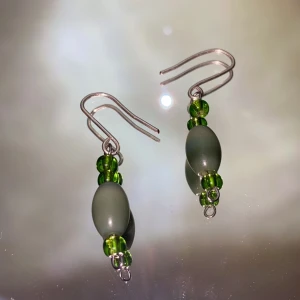 Örhängen - Ett par handgjorda örhängen med fina gröna pärlor✨ krokarna är av silvertråd och frakten ingår i priset❣️                                                                                —————————————————————                                                                                  Kika gärna in på min profil, säljer en massa olika handgjorda smycken💃🏼 perfekt till dig själv eller i present till någon❣️✨