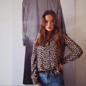 Leopardblus med spetsdetalj - Leopardblus från ZARA i strl XS. Sitter snyggt och går att matcha med jeans i svart, vitt, blått. Använd några gånger. Fin spetsdetalj på ryggen. 🥰