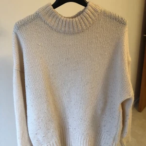 Vit stickad tröja - Säljer denna supermysiga vita stickade tröjan då den inte längre kommer till användning. Den är använd men fortfarande väldigt fin och mysig! Strl XS/S