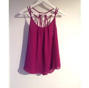  - Lila linne med sjukt snygg rygg från Australien letar ny ägare, använd en gång och 100% i nyskick. Skulle säga att den passar allt från 34-38 (nypris 499kr)