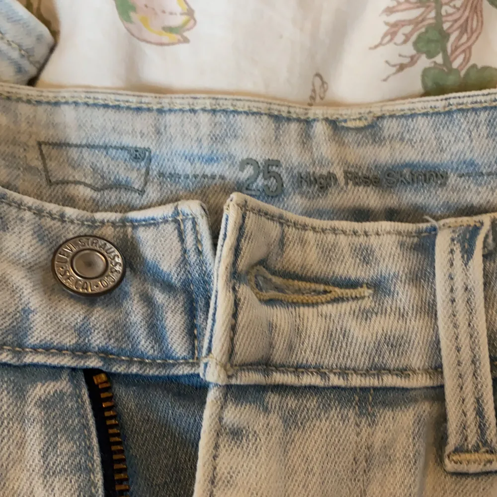 Levis jeans i modellen ”High Rise Skinny”. Jättesnygg slitning 🌺 Är W25 och passar en XS/S. Jeans & Byxor.