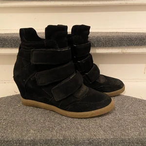 J-shoes - Säljer ett par skor från J-shoes. Storlek 40. Fint skick men lite slitna på insidan av hälarna, se bild. Sulan inuti har skrynklat sig lite men det går säkert att lösa. Pris: 500kr eller bud med rätt att neka. Kan skickas men då betalar köparen frakten annars kan jag mötas upp. 