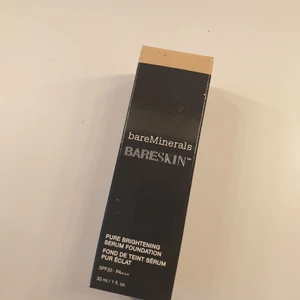 Bareminerals foundation  - Säljer en oanvänd baremineralsfoundation pga har en oöppnad redan. En jätte bra foundation för personer med problemhy!