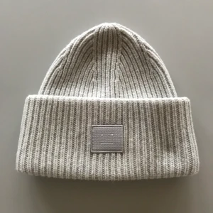 Acne mössa grå - Säljer min jättefina Acne mössa, säljer pga då jag tycker att den inte passar min huvudform. Använd endast några få gånger och därför i väldigt bra skick. Tror inte jag har kvitto kvar men köpt på Acne studios i Göteborg för 1200kr❤️