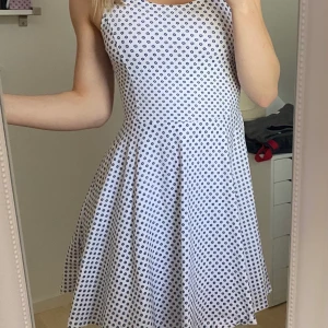 Söt klänning vit/mörkblå strl 160 - Söta linneklänningar från Lager157, aldrig använda pga liten storlek. Finns i vit (med små mörkblå blommor) och mörkblå (med vita prickar). En för 75, båda för 120!