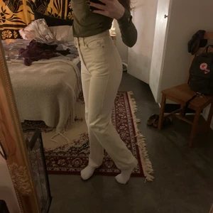 Weekday jeans super kvalite❤ - Säljer mina weekday jeans som tyvärr blivit för små nu i Corona tider så någon annan kan få glädje av dem. De sitter bra och längden är perfekt för mig som är 172 cm.❤ Rowe, Light Ecru size 26/32.😊 FRAKT INGÅR