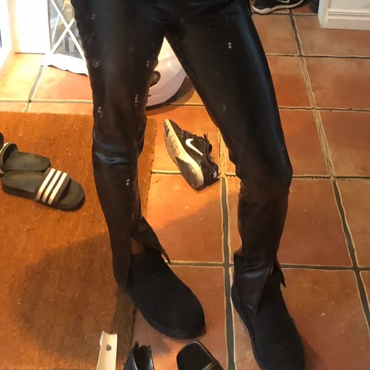 Riktigt snygga svarta skinnbyxor med slits, storlek 34. Använder inte längre då jag har ett par liknande. Köparen står för frakten . Jeans & Byxor.