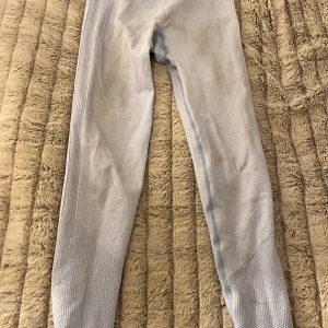 Träningstights aybl  - Ljusblå träningstights från AYBL. väldigt sköna på och inte genomskinliga. Använd ett fåtal gånger