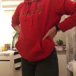 Röd Vans Hoodie - Jättefin röd hoodie från Vans i stl M. Unik logga i mönstrat siden från en limited edition kollektion. I mycket bra skick!