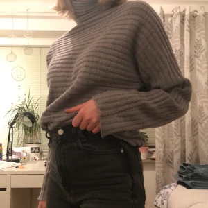 Stickad polo - Supermysig stickad polotröja från BikBok i storlek M. Färgen är typ lila-grå och är riktigt snygg! Säljer eftersom jag inte använder den längre.