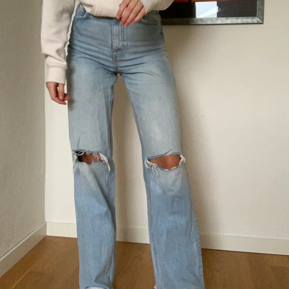 Zara jeans som köptes i somras, använda 2 gånger. Går hela vägen ner till marken på mig dom är 173. Jeans & Byxor.