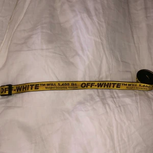 Off White mini industrial belt  - Köpte bältet i början av januari 2020 och har använts snålt sen dess. Helt i nyskick. Jättefint att knyta två varv runt en kavaj eller klänning. Bältet är 205 cm och 2,5 cm brett. Köptes på NK för 1490kr men mitt pris är 700kr. 