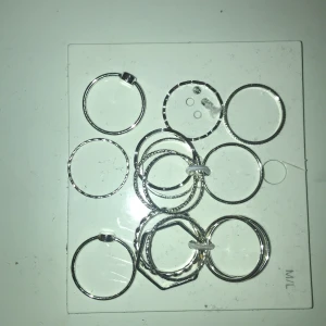 Ringar - 20 st silvriga ringar. Kommer inte till användning.