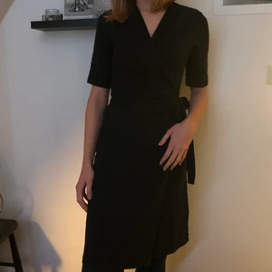 Oanvänd Filippa K Svarta Omlott Klänning  - En helt oanvänd svart omlottklänning från Filippa K. Strl XS, skriv för mer info! 