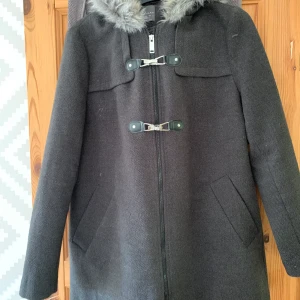 Kappa från primark, storlek 42 - En kappa från primark som ej är använd på 2 år. Den är normal stor i storleken. Köpte den för 250 kr