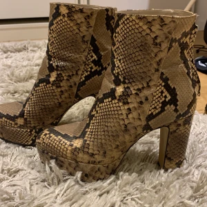 Högklackade boots Zara - coola skor från Zara, gjorda av fårskinn. Är för höga för min smak så de har inte används så mycket. Den svarta sulan satte jag in för att minska glid. Finns lite småskav och ena dragkedjan saknar sin läderbit, annars väldigt bra skick. Originalpris 1000