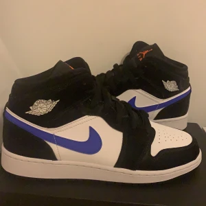 Jordan - Säljer Air jordan 1 helt nya black/racer blue 
