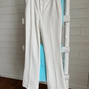 Kostymbyxa - Vit kostymbyxa från bikbok, hög midja, lite tajtare passform! Använd en enstaka gång. ✨