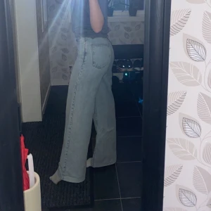 Vida jeans - Säljer dessa supersnygga vida jeans från Gina Tricot i modellen Idun. De är uppsydda så de passar någon runt 165-170. Använda 2-3 gånger, därav i mycket bra skick. Nypris: 599 kr 💗 köparen står för spårbar frakt 63 kr