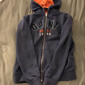 Gant - Jag säljer denna tröja för den inte längre kommer till användning, jag är 165 cm lång och passar mig perfekt, såklart är det äkta gant och kostade runt 500 men säljer billigt för vill bara bli av med den! Kom privat för bättre bilder💓💓