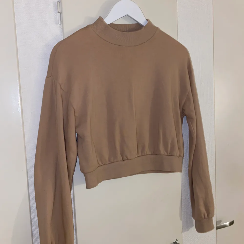 Snygg croppad långärmad tröja i en brun/beige färg från Bershka. I storlek M är denna men rätt så liten så är du en Small går det också bra. Säljer denna för 100kr (FRAKT INGÅR). Fler bilder går att få om man är intresserad :) . Tröjor & Koftor.