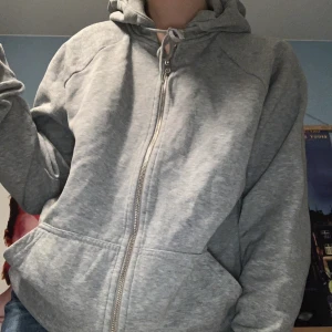 Grå Hoodie Weekday - Grå zip hoodie från Weekday i fint skick! ♥️