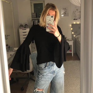 Bootcutärmar blus - Säljer den här svarta blusen med bootcutärmar! Så fin men får den inte till användning längre💕