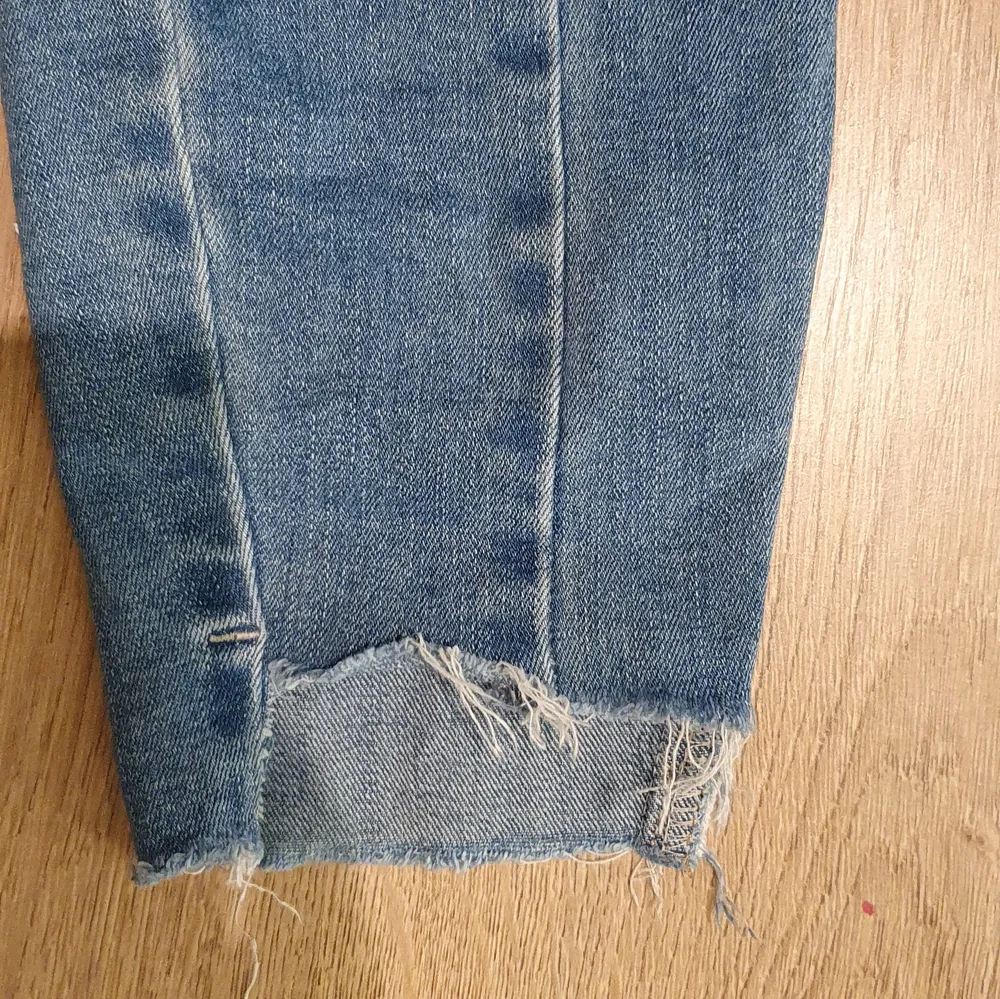 Andvända men bra skick. Dom är normal waisted för mig som har s i jeans men blir högre på en xs.  Det klippta i slutet på jeansen var så nör jag köpte dom och är en fin detalj. Köpte dom för 100 kr på new yorker men säljer dom för 70 (frakt är inträknat). Jeans & Byxor.