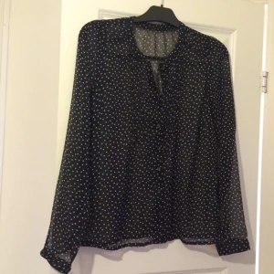  - Blus i tunnt material, aldrig använd! 